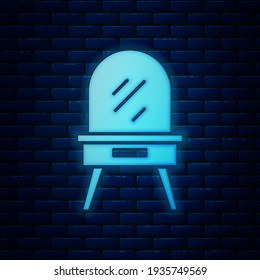 Icono de la mesa de vestir neón brillante aislado en el fondo de la pared de ladrillo.  Vector