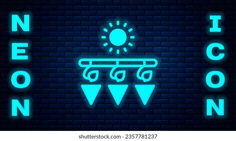Icono de las uvas de secado de neón brillante aislado en el fondo de la pared de ladrillo. Uvas secas.  Vector