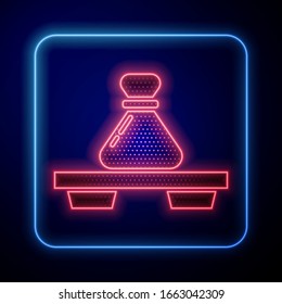 Glühende Neon Dumpling auf dem Schnittbrett Symbol einzeln auf blauem Hintergrund. Traditionelles chinesisches Gericht. Vektorillustration-Illustration