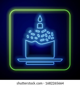 Torta de Pascua brillante e icono de vela aislado en fondo azul.Feliz Pascua. Ilustración vectorial