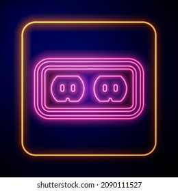 Icono de salida eléctrica de neón brillante aislado en el fondo negro. Toma de corriente. Símbolo de rosette.  Vector