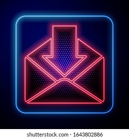 Icono de sobre de neón brillante aislado en fondo azul. Concepto de mensaje recibido. Nuevo mensaje entrante de correo electrónico, sms. Servicio de entrega de correo.  Ilustración vectorial