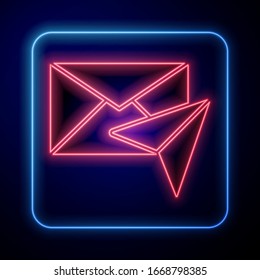 Icono de sobre de neón brillante aislado en fondo azul. Símbolo de carta de mensaje de correo electrónico. Ilustración vectorial