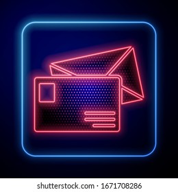 Icono de sobre de neón brillante aislado en fondo azul. Símbolo de carta de mensaje de correo electrónico.  Ilustración vectorial