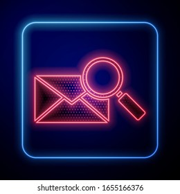 Correo sobre neón brillante con icono de lupa aislado en fondo azul.  Ilustración vectorial