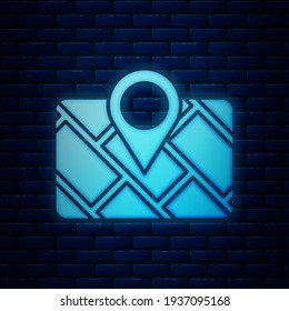 Leuchtendes Neon-Gps-Gerät mit Kartensymbol einzeln auf Ziegelmauern.  Vektorgrafik