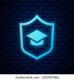Glühende Neon-Graduationsmütze mit Schildsymbol einzeln auf Ziegelmauern. Versicherungskonzept. Sicherheit, Sicherheit, Schutz, Schutzkonzept.  Vektorgrafik