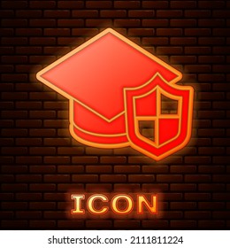 Gorra de graduación de neón brillante con icono de escudo aislado en el fondo de la pared de ladrillo. Concepto de seguro. Seguridad, seguridad, protección, concepto de protección.  Vector