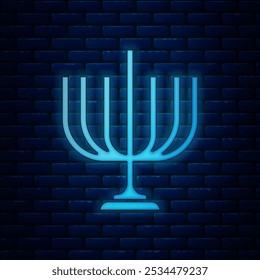 Ícone luminoso da menorá de néon Hanukkah isolado no fundo da parede de tijolos. Símbolo tradicional de Chanucá. Religião de férias, festival judaico de Luzes.  Vetor