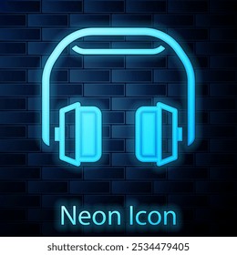 Icono de auriculares de neón brillante aislado en fondo de pared de ladrillo. Auriculares. Concepto para escuchar música, servicio, comunicación y operador.  Vector