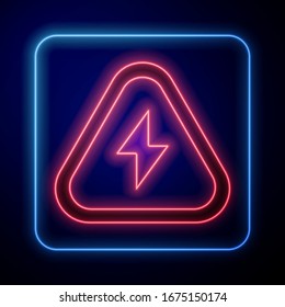 Icono de neón brillante de alto voltaje aislado en fondo azul. Símbolo de peligro. Flecha en triángulo. Icono de advertencia.  Ilustración vectorial