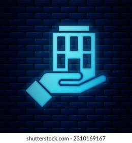 Icono de neón brillante en la mano aislado en el fondo de la pared de ladrillo. Concepto de seguro. Seguridad, seguridad, protección, concepto de protección.  Vector