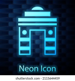 Puerta de neón brillante de India en Nueva Delhi, icono de India aislado en un fondo de pared de ladrillo. Paso a la entrada de India en Mumbai.  Vector