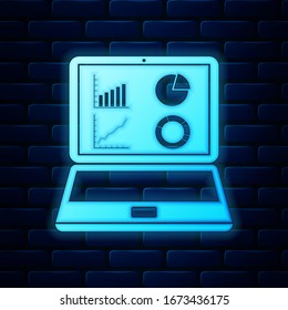 Portátil neon brillante con icono de gráfico gráfico aislado en el fondo de pared de ladrillo. Icono de archivo de texto de informe. Signo contable. Auditoría, análisis, planificación.  Ilustración vectorial