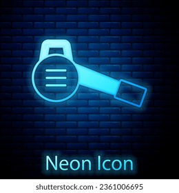Icono del soplador de neón Leaf garden aislado en un fondo de pared de ladrillo.  Vector