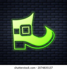 Glühendes Neon Leprechaun Stiefsymbol einzeln auf Ziegelmauerhintergrund. Alles Gute zum Saint Patricks Tag. Nationaler Urlaub in Irland.  Vektorgrafik