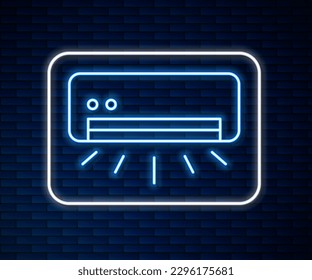 Línea de neón brillante Icono de acondicionador de aire aislado en el fondo de la pared de ladrillo. Aire acondicionado con sistema de separación. Sistema de control del clima frío y frío.  Vector