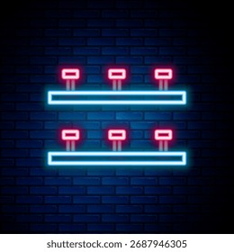 Icono de rociadores de riego automático de línea de neón brillante aislado en el fondo de la pared de ladrillo. Equipo de riego. Elemento de jardín. Icono de pistola de pulverización. Concepto de contorno colorido. Vector