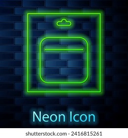 Línea de neón brillante Batería en el icono del paquete aislado en el fondo de la pared de ladrillo. Símbolo de rayo.  Ilustración vectorial