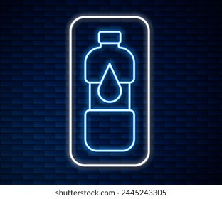 Línea de neón brillante Botella de icono de agua aislada en el fondo de la pared de ladrillo. Signo de bebida de agua soda.  Vector