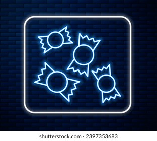 Icono de la línea de neón brillante Candy aislado en el fondo de la pared de ladrillo.  Ilustración vectorial