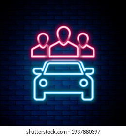 Línea de neón brillante Uso compartido de coches con un icono de grupo de personas aislado en el fondo de la pared de ladrillos. Cartel de carga compartida. El concepto de servicio de alquiler de transporte. Concepto de esquema colorido. Vector