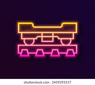 Icono de vagón de tren de carga de línea de neón brillante aislado sobre fondo negro. Coche de carga. Transporte ferroviario.  Vector