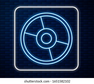 Icono de disco de CD o DVD de línea de neón brillante aislado en fondo de pared de ladrillo. Signo de disco compacto.  Ilustración vectorial