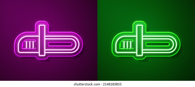 Icono de la línea de neón brillante de Chainsaw aislado en el fondo morado y verde.  Vector