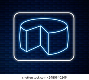 Icono de queso de línea de neón brillante aislado en el fondo de la pared de ladrillo.  Vector