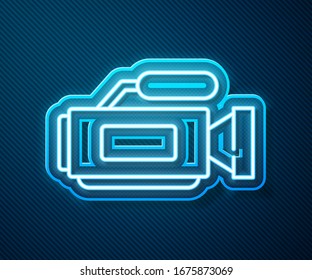 Icono de la cámara de cine de neón iluminado aislado en fondo azul. Cámara de video. Signo de película. Proyector de película.  Ilustración vectorial