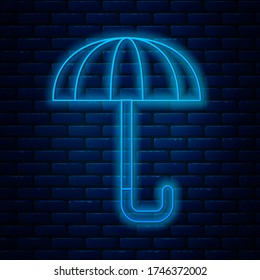 Glühende Neonline Klassisches, elegantes Schirmsymbol isoliert auf Backstein Wand Hintergrund. Symbol für Regenschutz.  Vector