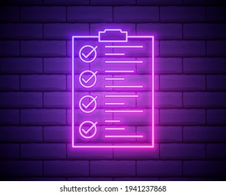 Glühende neonale Zwischenablage mit Checkliste Symbol einzeln auf Backsteinwand-Hintergrund. Symbol der Kontrollliste Umfrage oder Fragebogen-Feedback-Formular. Vektorgrafik einzeln auf Ziegelwand.