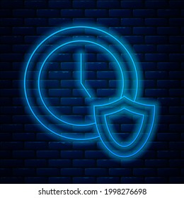 Reloj de neón brillante con icono de escudo aislado en el fondo de la pared de ladrillo. Seguridad, seguridad, protección, concepto de privacidad.  Vector