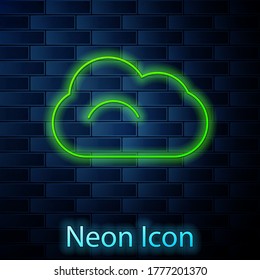 Icono de nube de neón brillante aislado en el fondo de pared de ladrillo. Ilustración vectorial