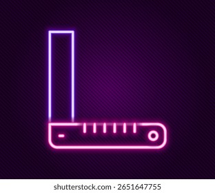Ícone de régua de canto de linha de néon brilhante isolado no plano de fundo preto. Setsquare, régua angular, carpintaria, utensílio de medição, escala. Conceito de contorno colorido. Vetor