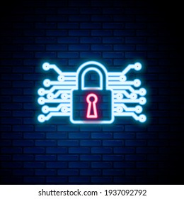 Línea de neón brillante Icono de ciberseguridad aislado en el fondo de la pared de ladrillo. Cerradura cerrada en la tarjeta de circuito digital. Concepto de seguridad. Protección digital de datos. Concepto de esquema colorido. Vector