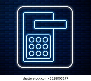 Línea de neón brillante Cerradura de puerta digital con tecnología inalámbrica para desbloquear el icono aislado en el fondo de la pared de ladrillo. Señal de la manija de la puerta. Casa inteligente de seguridad.  Vector