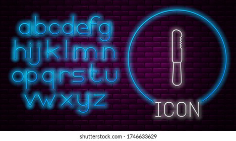Línea de neón brillante Icono de cuchillo plástico desechable aislado en el fondo de la pared de ladrillo. Alfabeto de neón claro. Ilustración vectorial