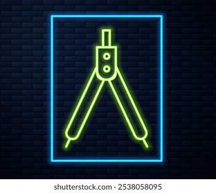 Linha de néon brilhante Desenho ícone da bússola isolado no fundo da parede de tijolo. Sinal de bússolas. Ferramentas educacionais e de desenho. Instrumento geométrico.  Ilustração de vetor