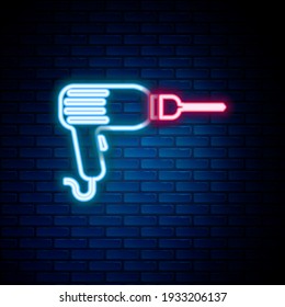 Línea de neón brillante Icono de la máquina de perforación aislado en el fondo de la pared de ladrillo. Concepto de esquema colorido. Vector