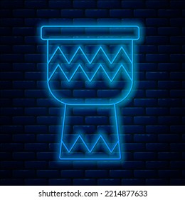 Glühende Neonline-Trommel-Symbol einzeln auf Backsteinwand-Hintergrund. Musikzeichen. Symbol für Musikinstrumente.  Vektorgrafik
