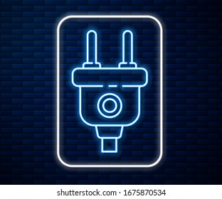 Línea de neón brillante Icono de enchufe eléctrico aislado en fondo de pared de ladrillo. Concepto de conexión y desconexión de la electricidad.  Ilustración vectorial