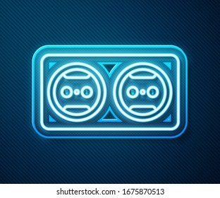 Línea brillante Icono de toma eléctrica aislado en fondo azul. Toma de corriente. Símbolo de rosette.  Ilustración vectorial