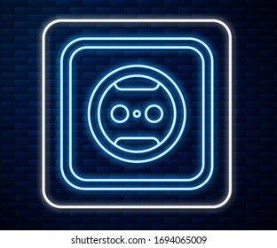 Línea de neón brillante Icono de toma eléctrica aislado en fondo de pared de ladrillo. Toma de corriente. Símbolo de rosette. Ilustración vectorial