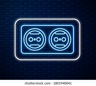 Línea de neón brillante Icono de salida eléctrica aislado en el fondo de pared de ladrillo. Toma de corriente. Símbolo de rosette.  Ilustración vectorial