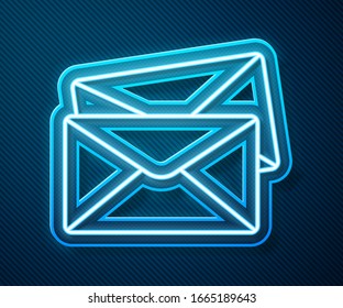 Icono de envolvente de neón brillante aislado en fondo azul. Símbolo de carta de mensaje de correo electrónico. Ilustración vectorial