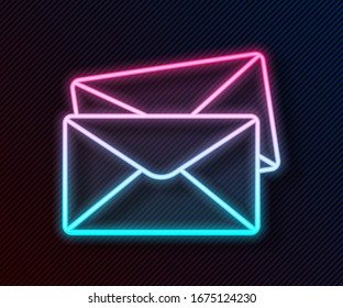 Icono de envolvente de neón brillante aislado en fondo negro. Símbolo de carta de mensaje de correo electrónico.  Ilustración vectorial