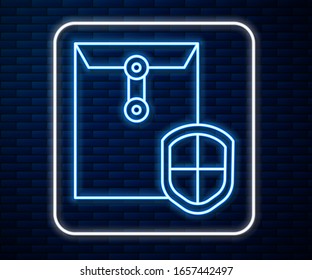 Sobre de neón brillante con icono de escudo aislado en el fondo de pared de ladrillo. Concepto de seguro. Concepto de seguridad, protección, protección.  Ilustración vectorial