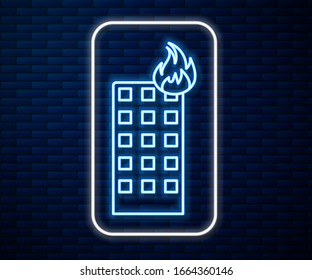 Glühendes Neonline Feuer in brennendem Gebäude auf der Straße Symbol einzeln auf Ziegelwand Hintergrund. Vektorillustration-Illustration